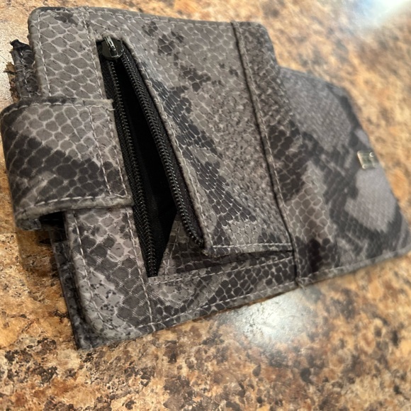 Wallet bi-fold, coin, card slots & picture frame flap in a gray faux alligator - Picture 4 of 7